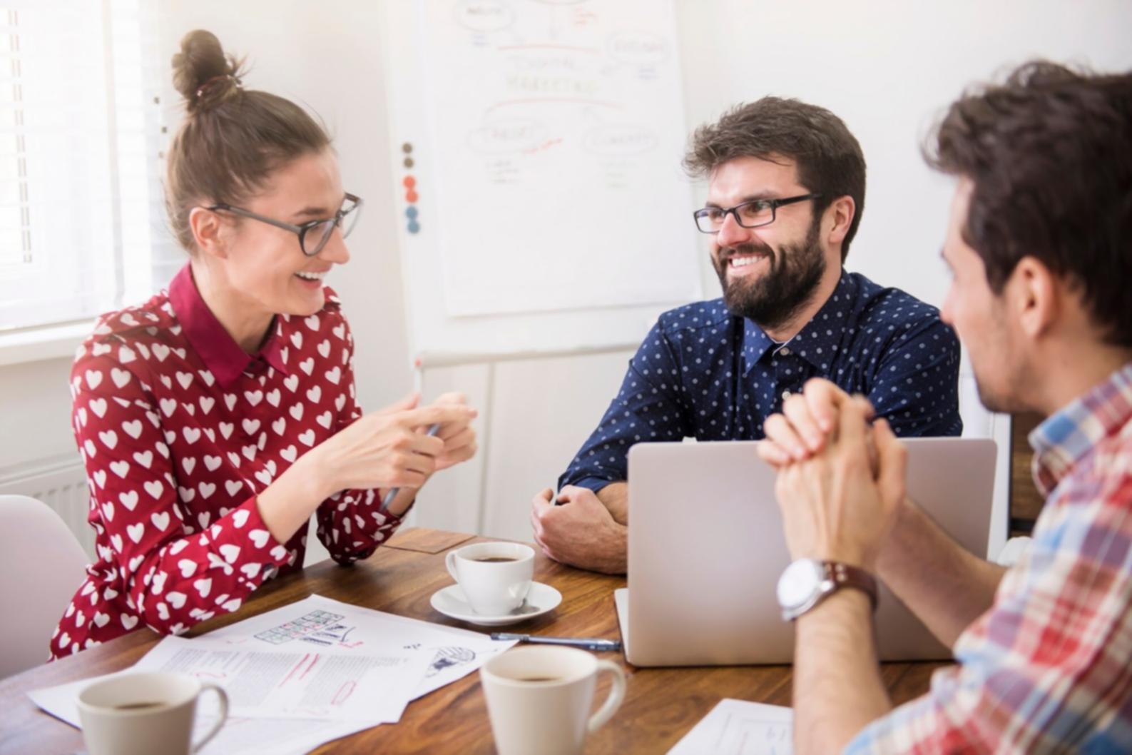 Ambiente di lavoro collaborativo con monitor e strumenti di monitoraggio