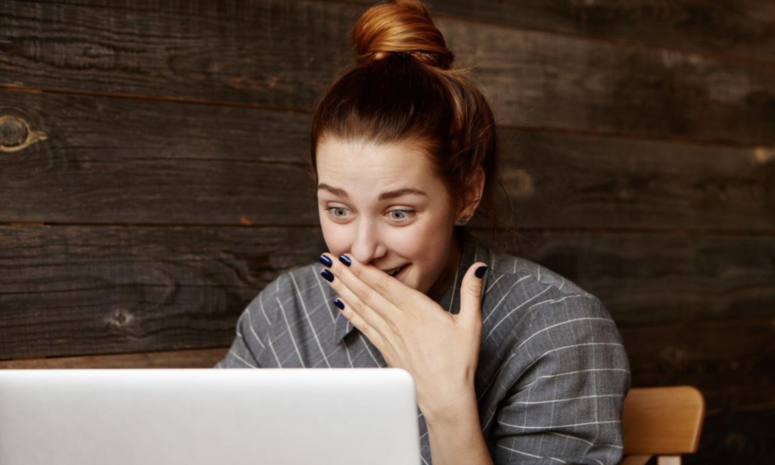 Team di monitoraggio prestazioni al lavoro su analisi dati